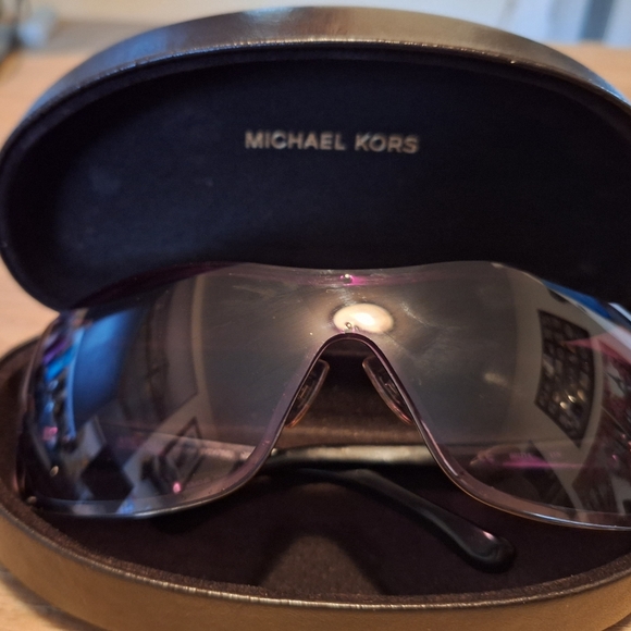 Micheal kors sun glasses - Picture 4 of 6